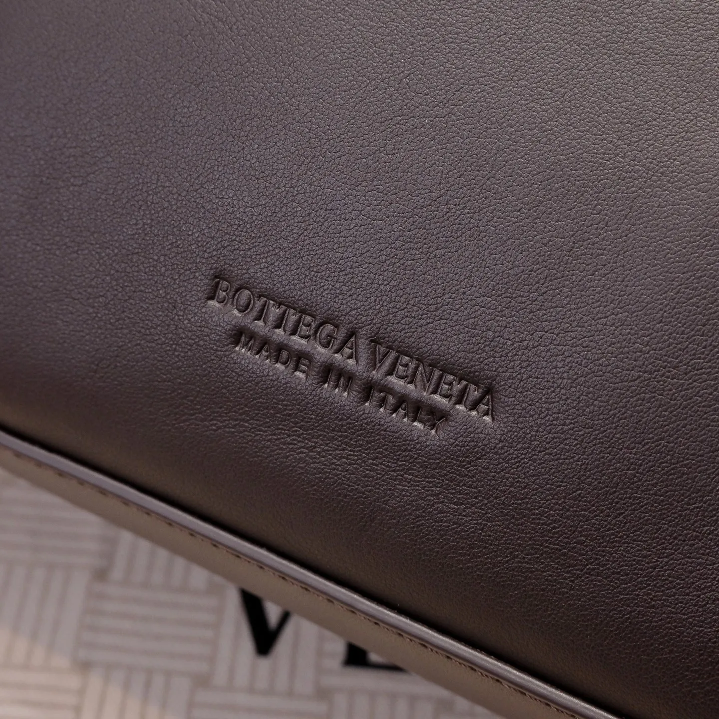 Batch 2360 #Bv New Ciao Ciao handbag Ciao Ciao means "hello" and "goodbye" in Italian, showing a relaxed and casual lifestyle ⭐️Made of Dutch Silky Calf calf leather ~ silky to the touch. The leather is thick, and the suede lining is soft and comfortable. The relaxed feeling of stacked smooth leather, the representative woven element shoulder strap, and the perfect embellishment of golden buckles 💥The bag has a unique shape, casual and exquisite, and super practical ☄️Carry Ciao Ciao to accompany you in various occasions, and be the most stylish you 🎀 Model: 7231 Size: 34x26x15